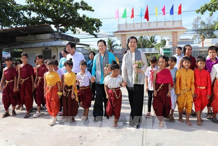 Các em học sinh Trường Tiểu học Tân Hiệp B đón đại biểu dự chương trình. Ảnh: Thanh Hòa-TTXVN