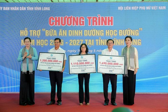 Đoàn công tác trao bảng tượng trưng hỗ trợ “Bữa ăn dinh dưỡng học đường” năm học 2026-2027 cho 3 trường tiểu học: Tân Hiệp B, Long Hiệp A và Châu Thành (tỉnh Vĩnh Long)