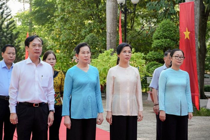 Đoàn công tác dâng hương tại Đền thờ Bác Hồ ở phường Long Đức, tỉnh Vĩnh Long