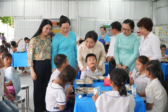Các thành viên đoàn công tác trò chuyện với học sinh trường Tiểu học Tân Hiệp B