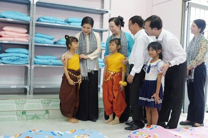 Đoàn công tác thăm cơ sở vật chất tại trường tiểu học Tân Hiệp B