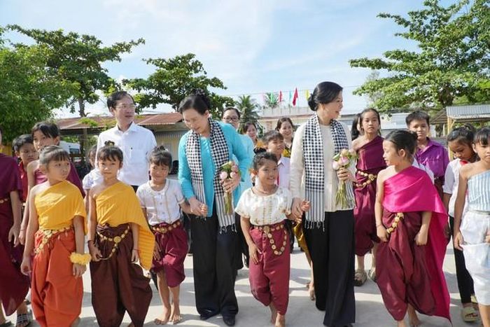 Các em học sinh dân tộc Khmer đón Đoàn công tác tham dự Chương trình thí điểm hỗ trợ “Bữa ăn dinh dưỡng học đường”
