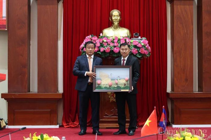 Phó Chủ tịch UBND tỉnh Đồng Tháp Nguyễn Phước Thiện trao quà lưu niệm cho các đại biểu phía Campuchia.