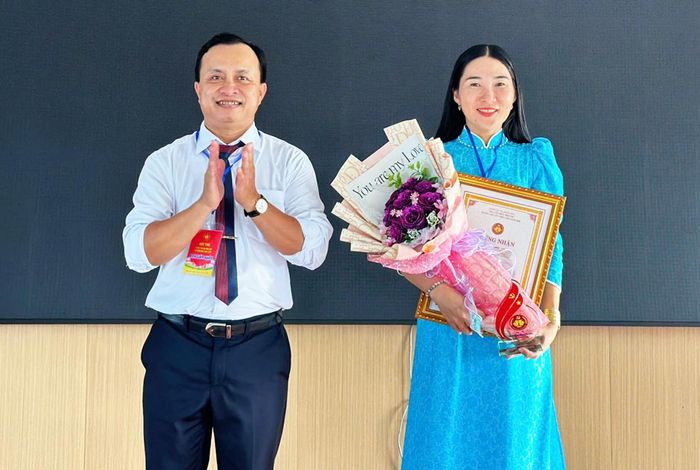 Phó Bí thư Thường trực Đảng ủy, Chủ tịch HĐND xã Đông Hòa Trương Minh Diệu trao giải nhất cho thí sinh Trần Kim Phấn.