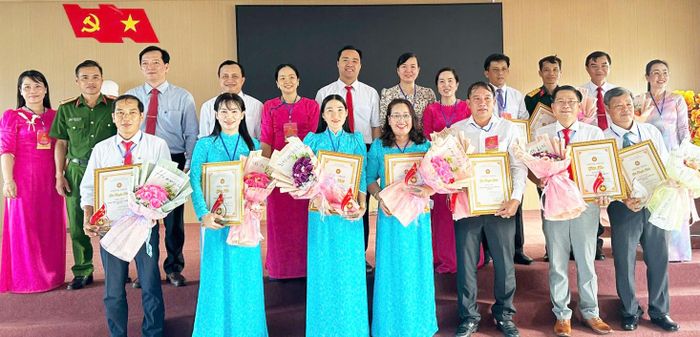 Các thí sinh chụp ảnh cùng ban giám khảo và đại biểu.