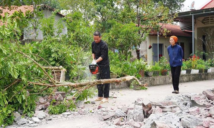  Người dân xã Sơn Động hiến đất, chặt cây để địa phương làm đường giao thông. 