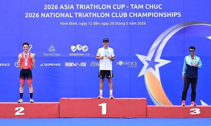  Vận động viên Phạm Tiến Sản trên bục nhận Huy chương Vàng. 