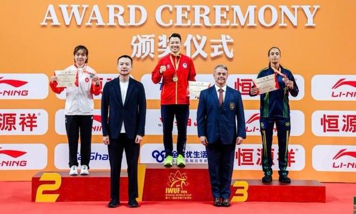  Võ sĩ Nguyễn Thị Thu Thủy trên bục nhận Huy chương Vàng hạng 56 kg nữ. 