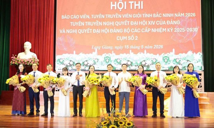  Đại biểu tặng hoa chúc mừng các thí sinh cụm số 2 tham gia hội thi. 