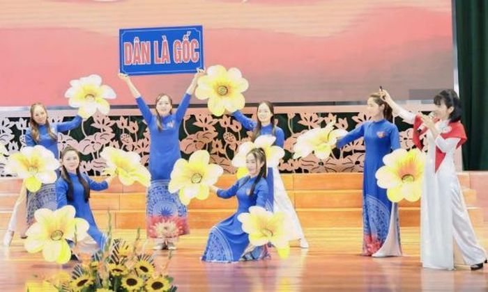  Thí sinh Hà Thị Hoan (Đảng bộ xã Tân Dĩnh) thuyết trình về bài học kinh nghiệm “Dân là gốc”. 