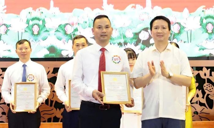  Đồng chí Lê Minh Hải, Phó Trưởng Ban Tuyên giáo và Dân vận Tỉnh ủy trao giải Nhất cho thi sinh Đỗ Tất Nhiên. 