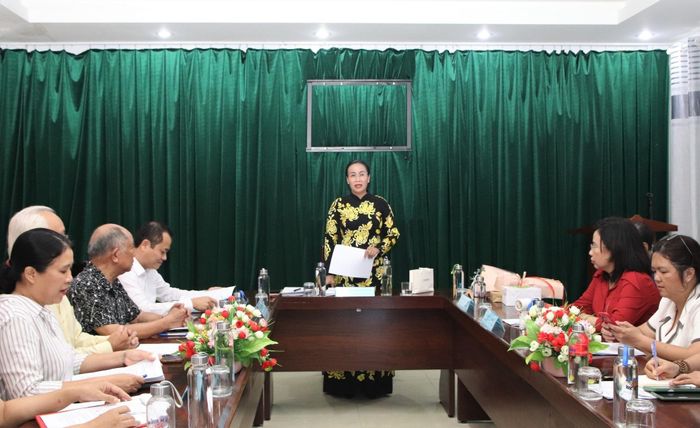 Phó Chủ tịch UBND thành phố Nguyễn Thị Anh Thi, Chủ tịch Hội hữu nghị Việt Nam - Trung Quốc thành phố phát biểu triển khai nhiệm vụ tại hội nghị. Ảnh: TRỌNG HUY