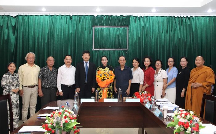 Phó Tổng Lãnh sự Trung Quốc tại Đà Nẵng Dương Thuận Phong (thứ 5, trái qua) tặng hoa chúc mừng tân Chủ tịch Hội hữu nghị Việt Nam - Trung Quốc thành phố và chụp hình lưu niệm cùng Ban Chấp hành hội. Ảnh: TRỌNG HUY