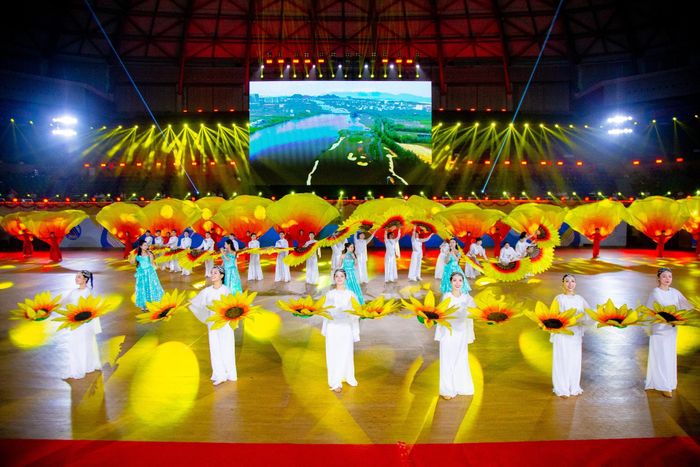 Các tiết mục văn nghệ mang màu sắc văn hóa Việt Nam và thành phố Đà Nẵng. Ảnh: BẢO LÂM