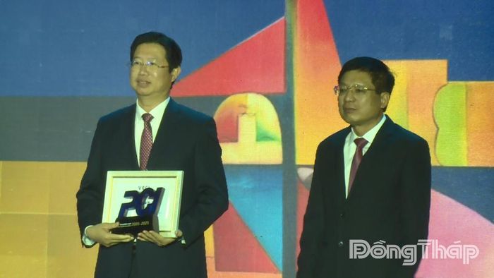 Phó Chủ tịch UBND tỉnh Đồng Tháp Huỳnh Minh Tuấn (bên trái) tại sự kiện.