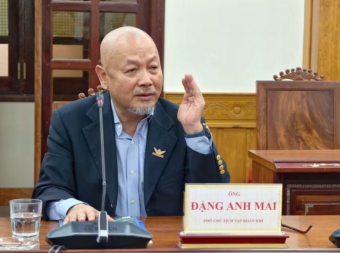 Ông Đặng Anh Mai - Phó Chủ tịch KDI Group trao đổi thêm lộ trình và quan điểm đầu tư tại Gia Lai. Ảnh: Dũng Nhân