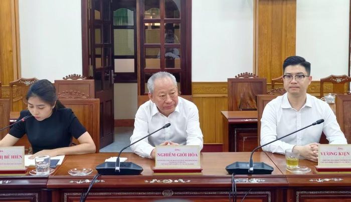 Ông Nghiêm Giới Hòa (giữa) - Nhà sáng lập Tập đoàn Tô Thương trình bày về ưu điểm của mô hình đầu tư FEPCO. Ảnh: Dũng Nhân