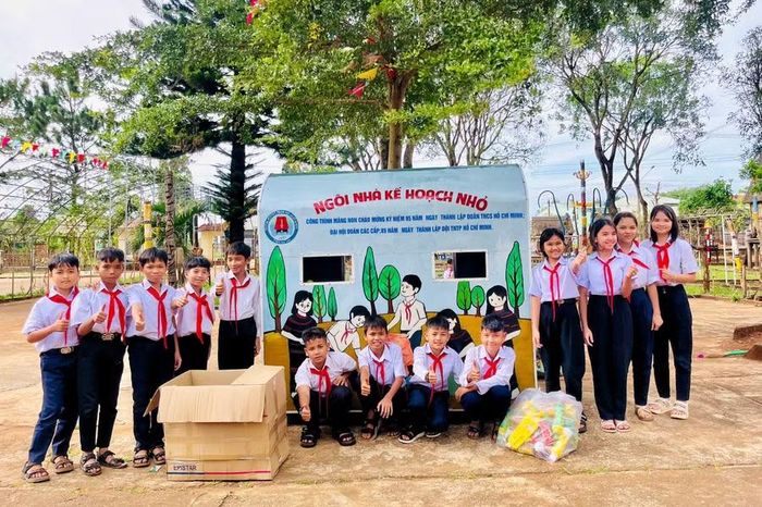  Học sinh Trường Phổ thông Dân tộc nội trú THCS Ia Grai tích cực gây quỹ từ mô hình “Ngôi nhà kế hoạch nhỏ”. Ảnh: ĐVCC 