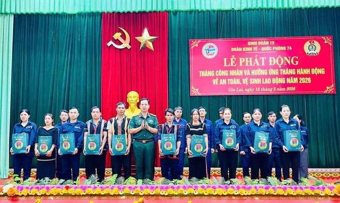  Lãnh đạo Binh đoàn 15 tặng quà cho công nhân, người lao động. Ảnh: P.D 