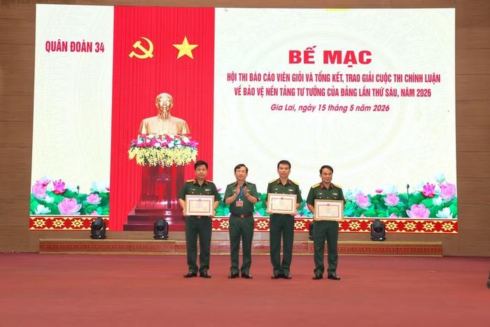  Trung tướng Lê Minh Quang - Chính ủy Quân đoàn 34 trao thưởng cho các tập thể đạt giải Hội thi báo cáo viên giỏi. Ảnh: Chu Hoài 