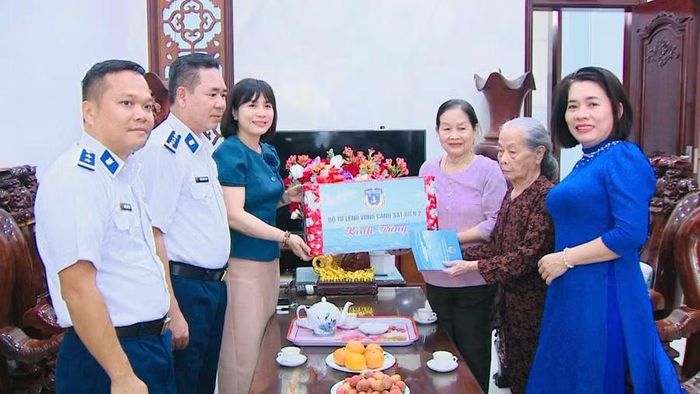 Lãnh đạo Hải đoàn 21 thăm, tặng quà Mẹ Việt Nam anh hùng Lê Thị Khương. Ảnh: Trung Nghĩa 