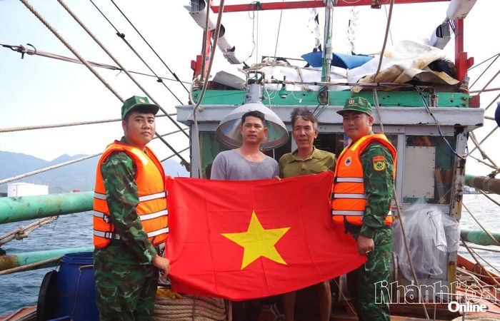 Đồn Biên phòng Cam Ranh tặng cờ Tổ quốc cho ngư dân.