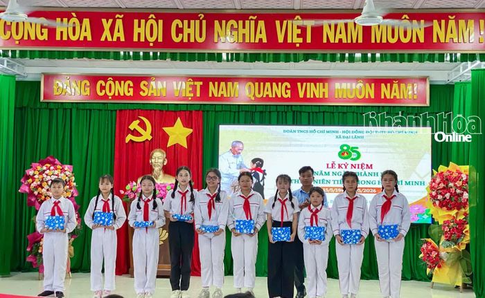 Các học sinh được nhận quà tại chương trình.
