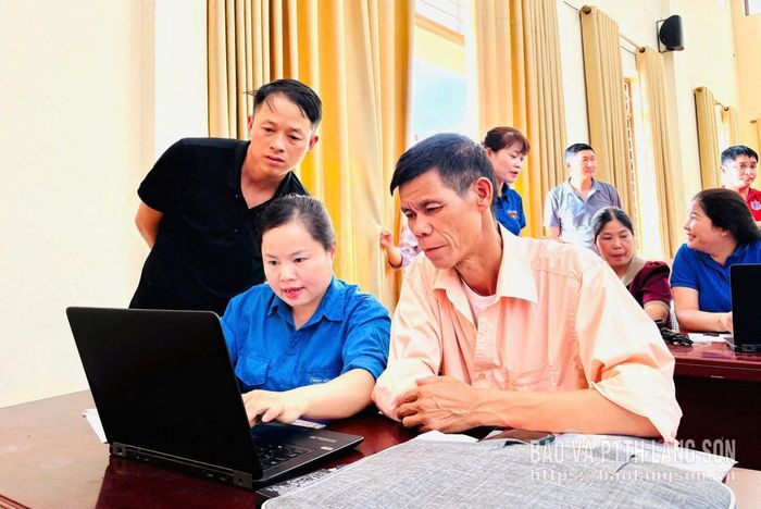 Đoàn viên thanh niên xã Lợi Bác hướng dẫn các bí thư chi bộ thôn khai thác sử dụng các ứng dụng, nền tảng số