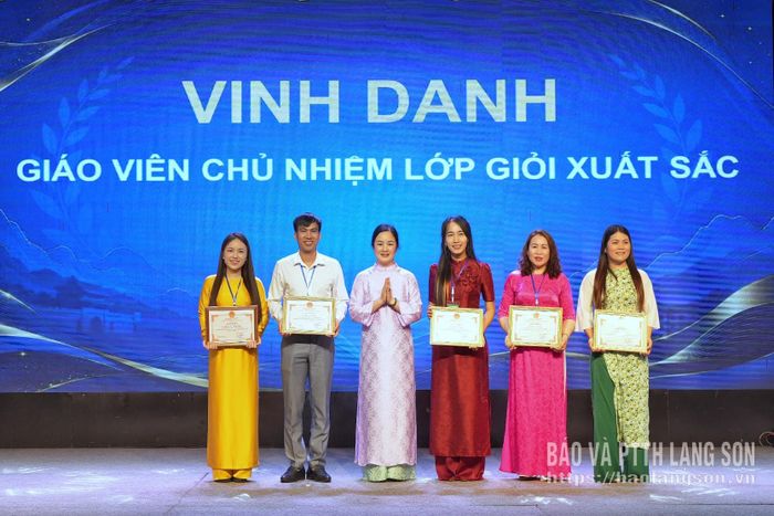 Lãnh đạo Sở Giáo dục và Đào tạo trao chứng nhận cho các giáo viên đạt danh hiệu giáo viên chủ nhiệm lớp giỏi xuất sắc