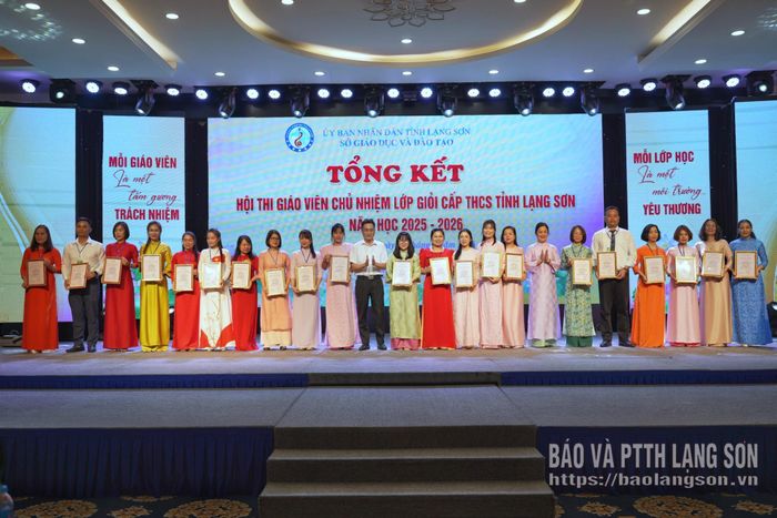 Đại diện Ban tổ chức trao chứng nhận cho các thí sinh đạt danh hiệu giáo viên chủ nhiệm lớp giỏi tại hội thi