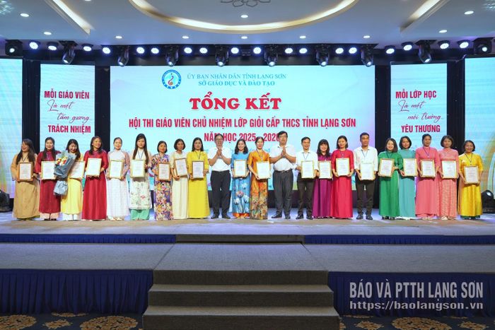 Các thí sinh đạt danh hiệu giáo viên chủ nhiệm lớp giỏi tại hội thi