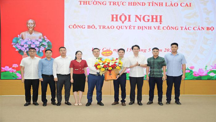Các đơn vị tặng hoa chúc mừng đồng chí Cao Ngọc Minh.