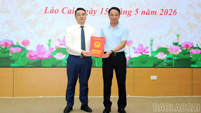 Đồng chí Vũ Quỳnh Khánh - Ủy viên Ban Thường vụ Tỉnh ủy, Phó Chủ tịch Thường trực HĐND tỉnh trao quyết định Phó Chánh Văn phòng Đoàn ĐBQH và HĐND tỉnh cho đồng chí Cao Ngọc Minh.