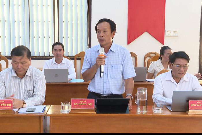 Đồng chí Lê Hồng Lợi, Chủ tịch UBND Đặc khu Phú Quý báo cáo kết quả giải ngân vốn đầu tư công trên địa bàn