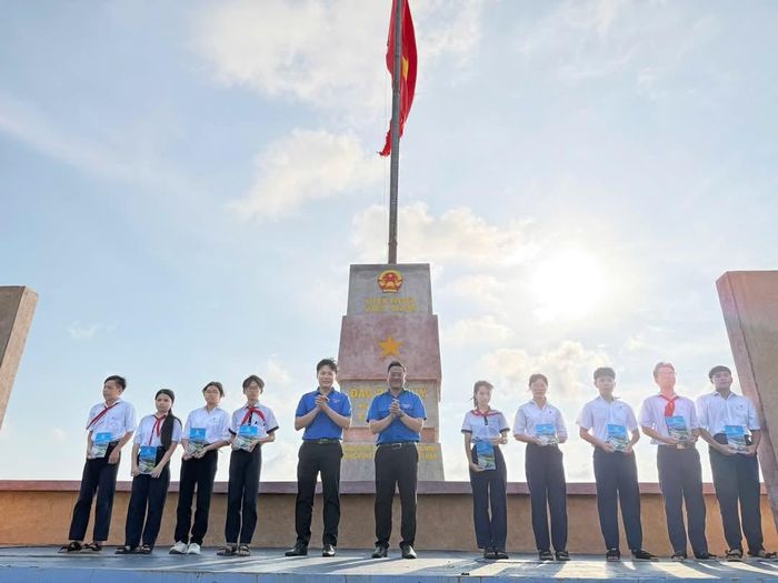 Trao học bổng cho học sinh có hoàn cảnh khó khăn