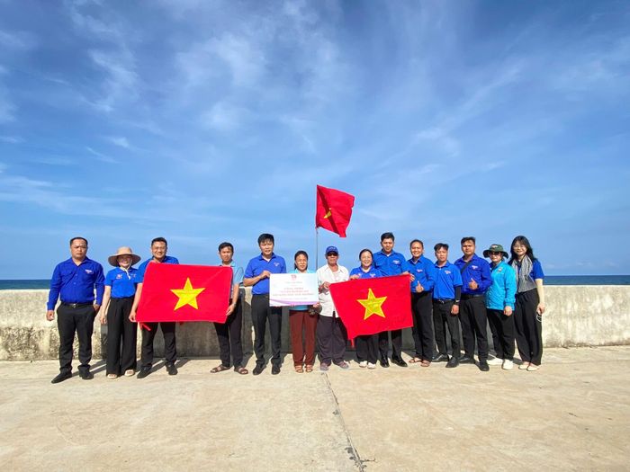 Trao tặng công trình tuyến đường cờ nơi biển đảo quê hương