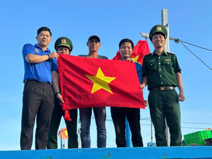 Tuổi trẻ Lâm Đồng trao tặng cờ Tổ quốc cho ngư dân