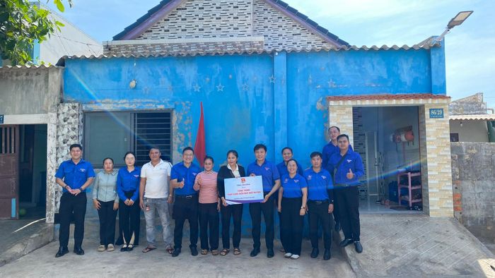 Tặng công trình Thắp sáng nơi biển đảo quê hương cho bà con Nhân dân Đặc khu Phú Quý