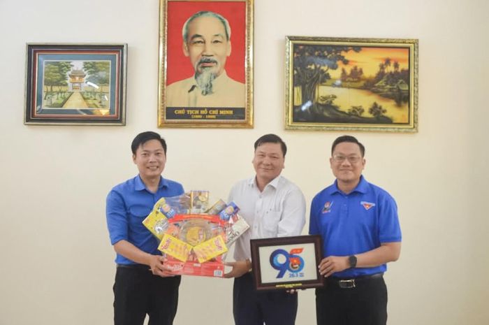 Ban Thường vụ Tỉnh Đoàn Lâm Đồng đến thăm Đảng ủy Đặc khu Phú Quý và Ủy ban MTTQ Việt Nam Đặc khu Phú Quý