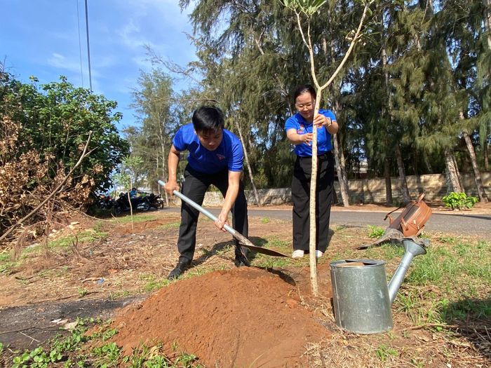 Tham gia hoạt động trồng cây xanh tại khu dân cư