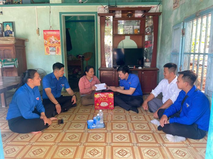 Thăm hỏi, tặng quà cho các gia đình chính sách