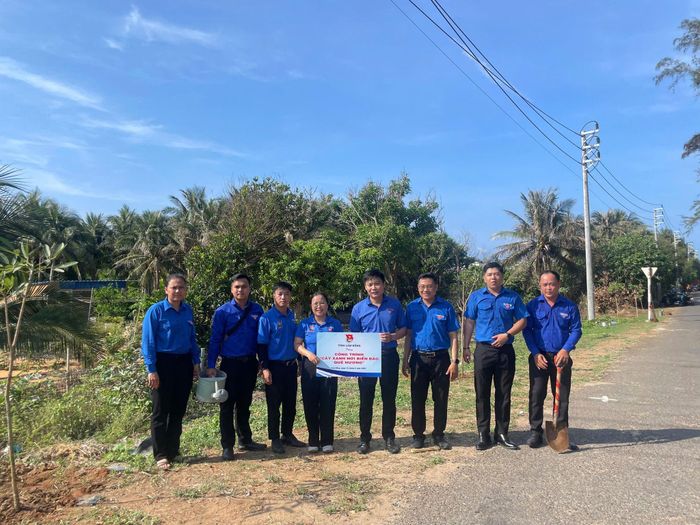 Tặng công trình cây xanh nơi biển đảo quê hương cho địa phương