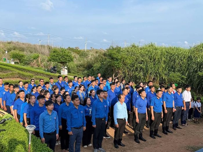Đoàn công tác thực hiện nghi thức chào cờ tại Cột cờ Đảo Phú Quý