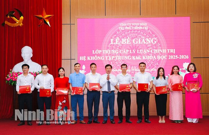 Đồng chí Vũ Ngọc Hoàng, Phó Hiệu trưởng Trường Chính trị tỉnh trao Bằng tốt nghiệp cho các học viên.