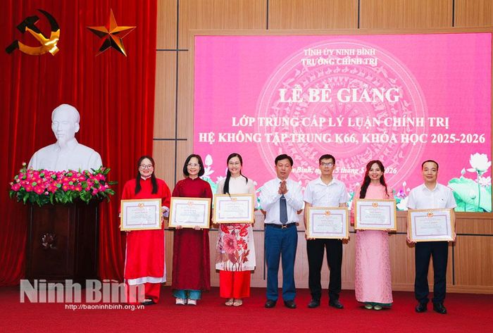 Đồng chí Vũ Ngọc Hoàng, Phó Hiệu trưởng Trường Chính trị tỉnh trao Giấy khen cho các học viên có thành tích cao trong học tập và rèn luyện.