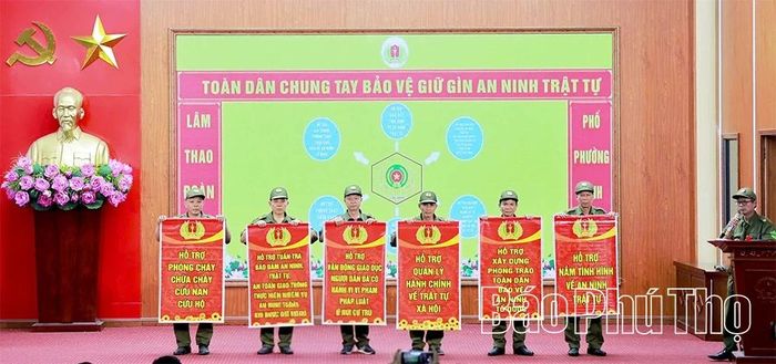 Đội thi tham gia phần thi tài năng (chào hỏi, giới thiệu đội thi).