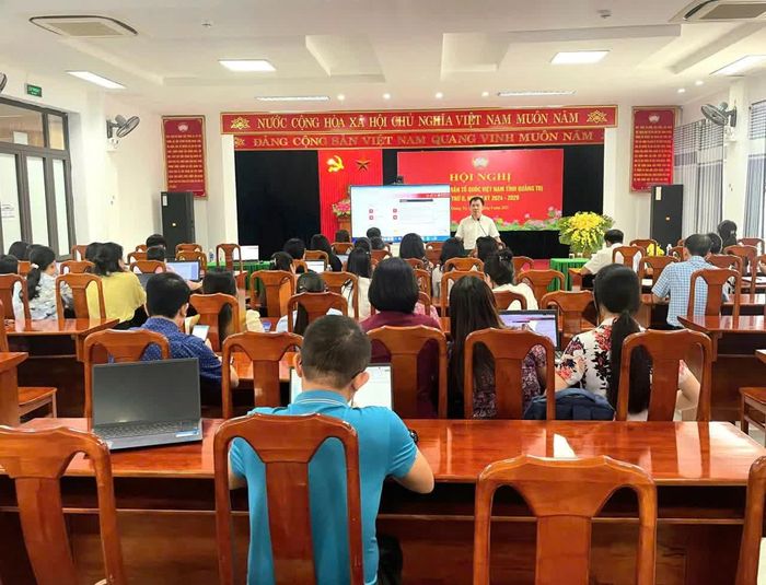 Tổ chức tập huấn ứng dụng chuyển đổi số trong công tác cho cán bộ Mặt trận - Ảnh: N.L