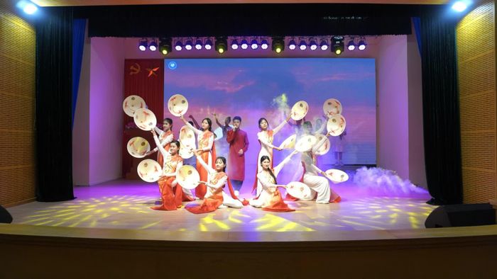 Một tiết mục văn nghệ đặc sắc được Câu lạc bộ “Ngôi Sao Xanh” thể hiện - Ảnh: H.T