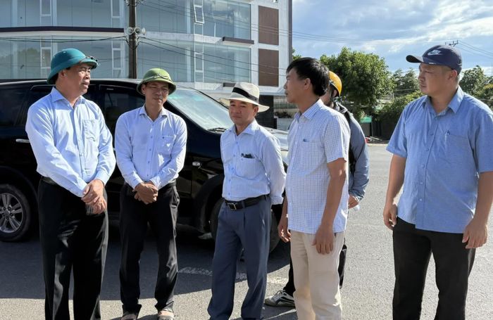 Đoàn công tác kiểm tra thực tế dự án Cải tạo vỉa hè đường Hùng Vương, phường Nam Đông Hà - Ảnh: Mỹ Nhị