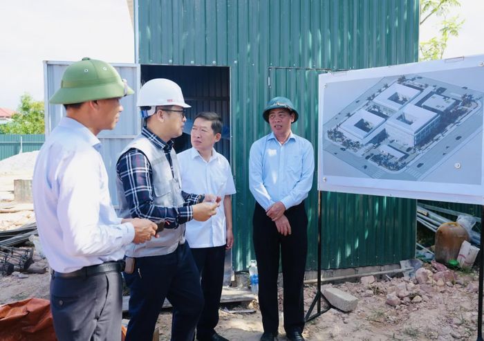 Đồng chí Nguyễn Đăng Quang, Chủ tịch HĐND tỉnh nghe đơn vị thi công báo cáo tiến độ tại dự án Trung tâm Bảo trợ xã hội và Phục hồi chức năng dành cho người khuyết tật tỉnh - Ảnh: Mỹ Nhị